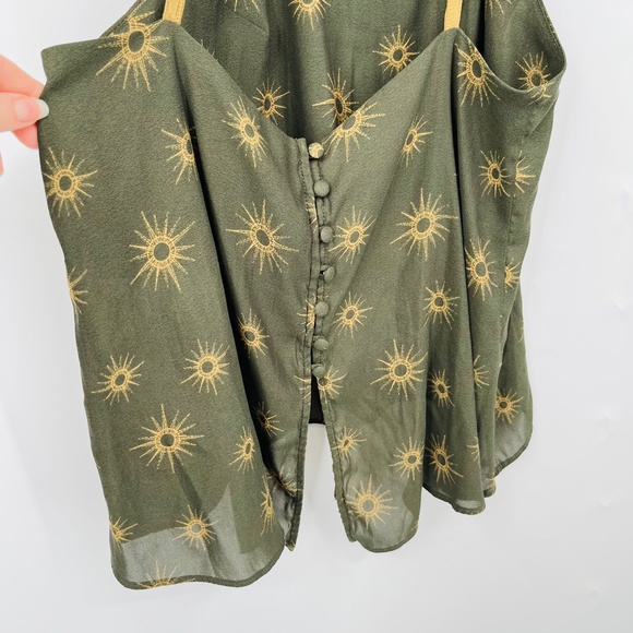 Elegant Halter Neck Sunburst Top - Picture 7 of 9